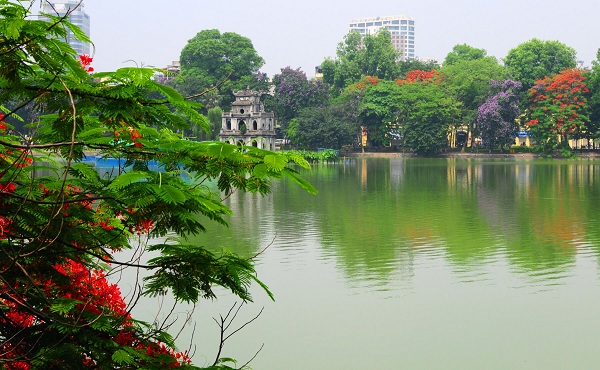 Le lac Hoan Kiem au Coeur de la capitale de Hanoi Vietnam
